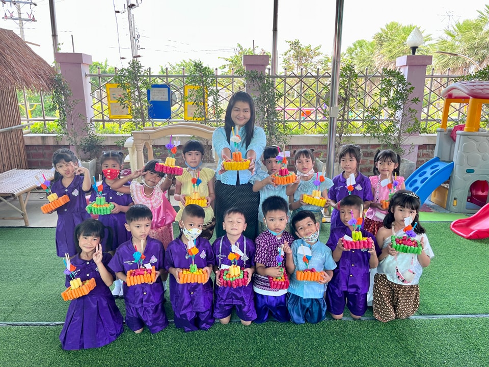 กิจกรรม 🏮✨ สืบสานความงดงามแห่งสายน้ำ "วันลอยกระทง" ประเพณีไทยที่น่าภาคภูมิใจ 🍌🕯️ - โรงเรียนอนุบาลสหศึกษาบางบัวทอง