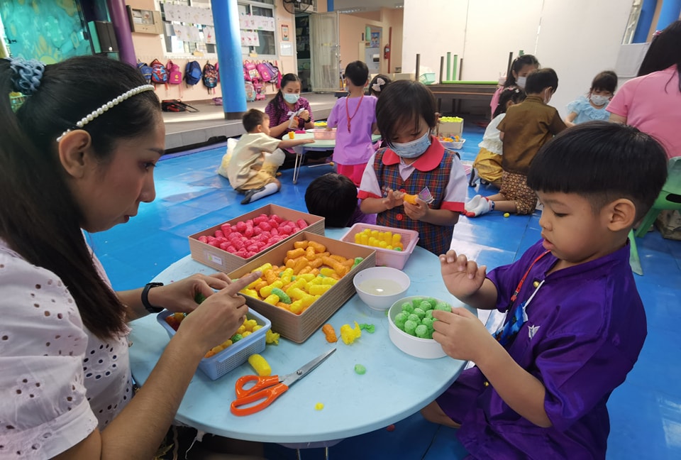🏮✨ สืบสานความงดงามแห่งสายน้ำ "วันลอยกระทง" ประเพณีไทยที่น่าภาคภูมิใจ 🍌🕯️ - รูปที่ 10