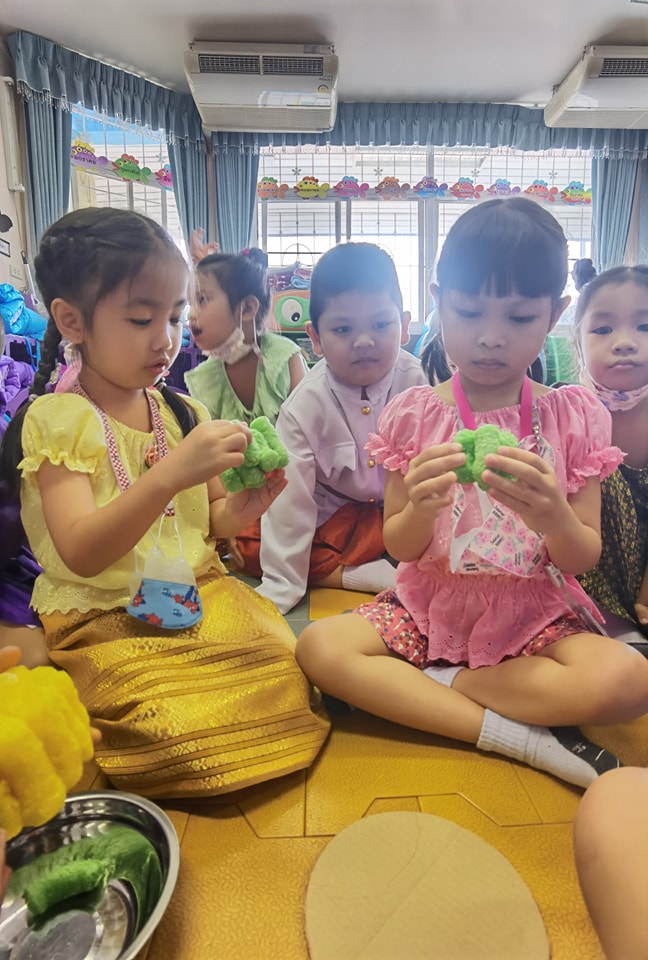 🏮✨ สืบสานความงดงามแห่งสายน้ำ "วันลอยกระทง" ประเพณีไทยที่น่าภาคภูมิใจ 🍌🕯️ - รูปที่ 13